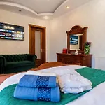 High-end 3br - Private Garden, Terrace & Bbq