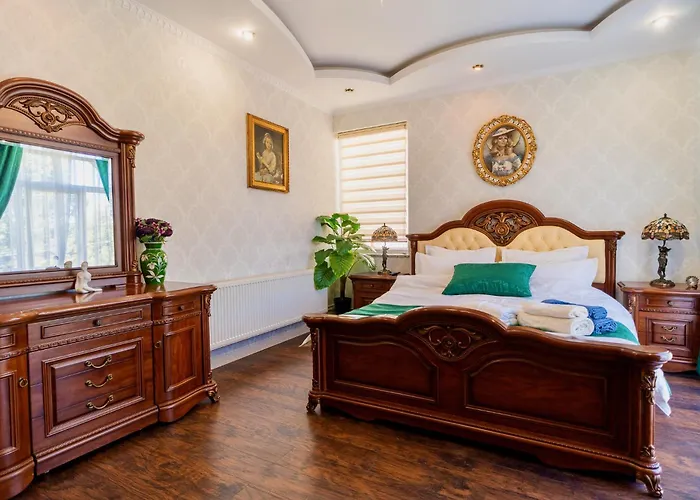 High-end 3br - Private Garden, Terrace & Bbq Vilă